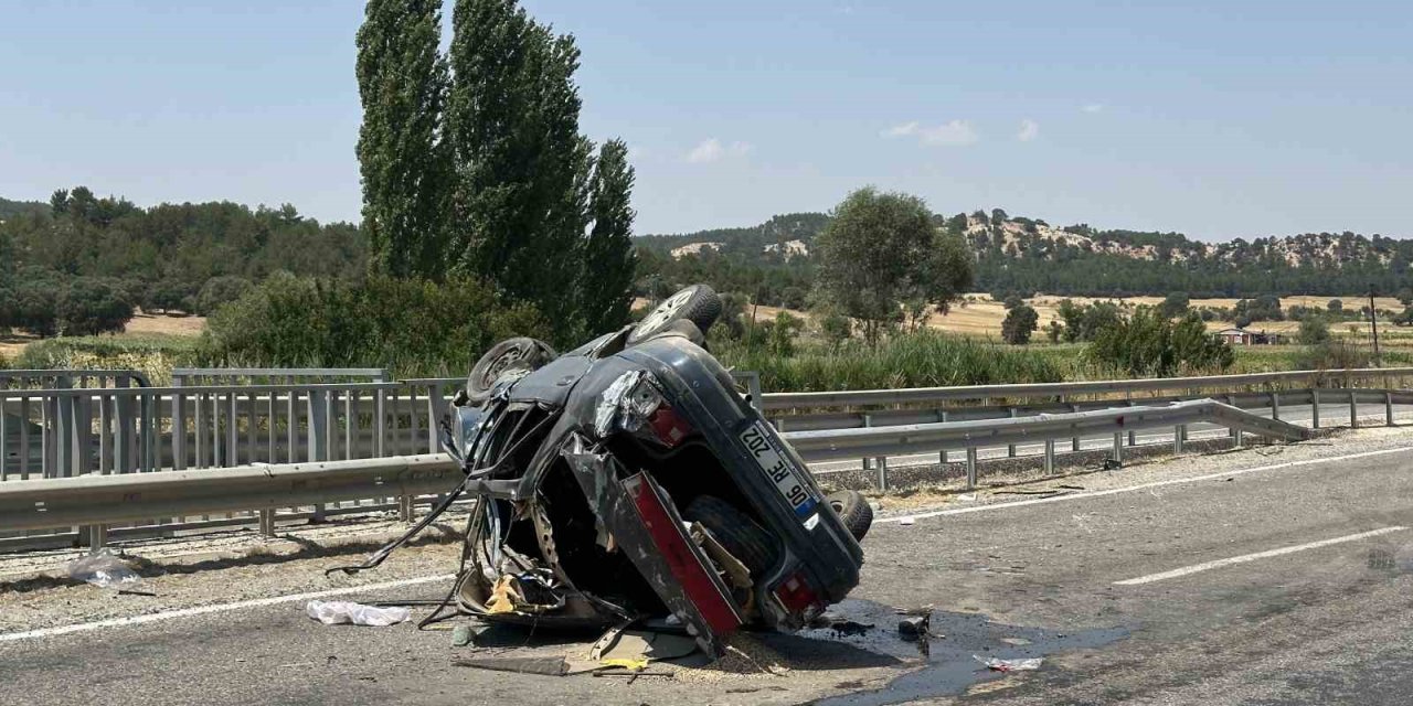 Uşak’ta takla atarak karşı şeride geçen otomobilde aynı aileden 4 kişi yaralandı