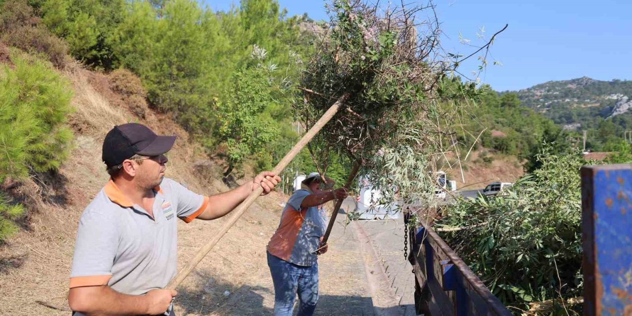 Marmaris’te yangın riskine karşı kapsamlı temizlik
