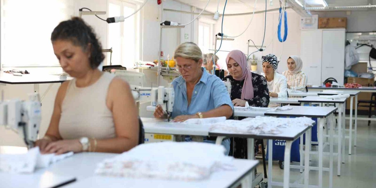Didim’de kadınlar dikiş öğrenirken üretime de katkı sağlıyor