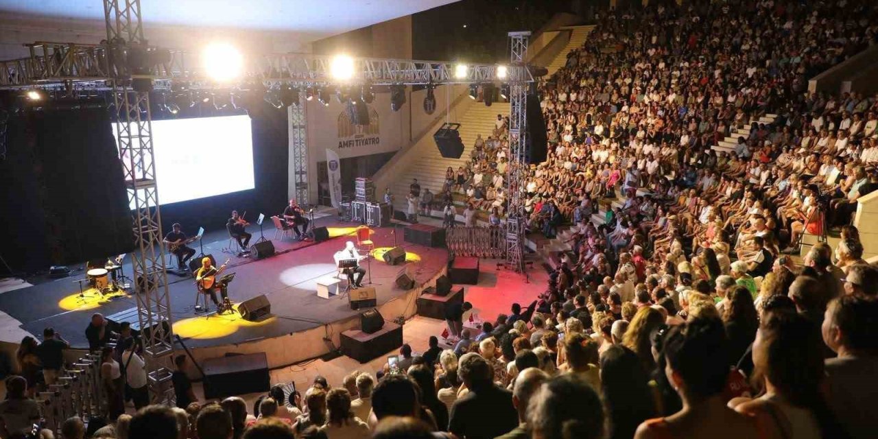 Didim’de amfi tiyatro türkü sesleriyle yankılandı