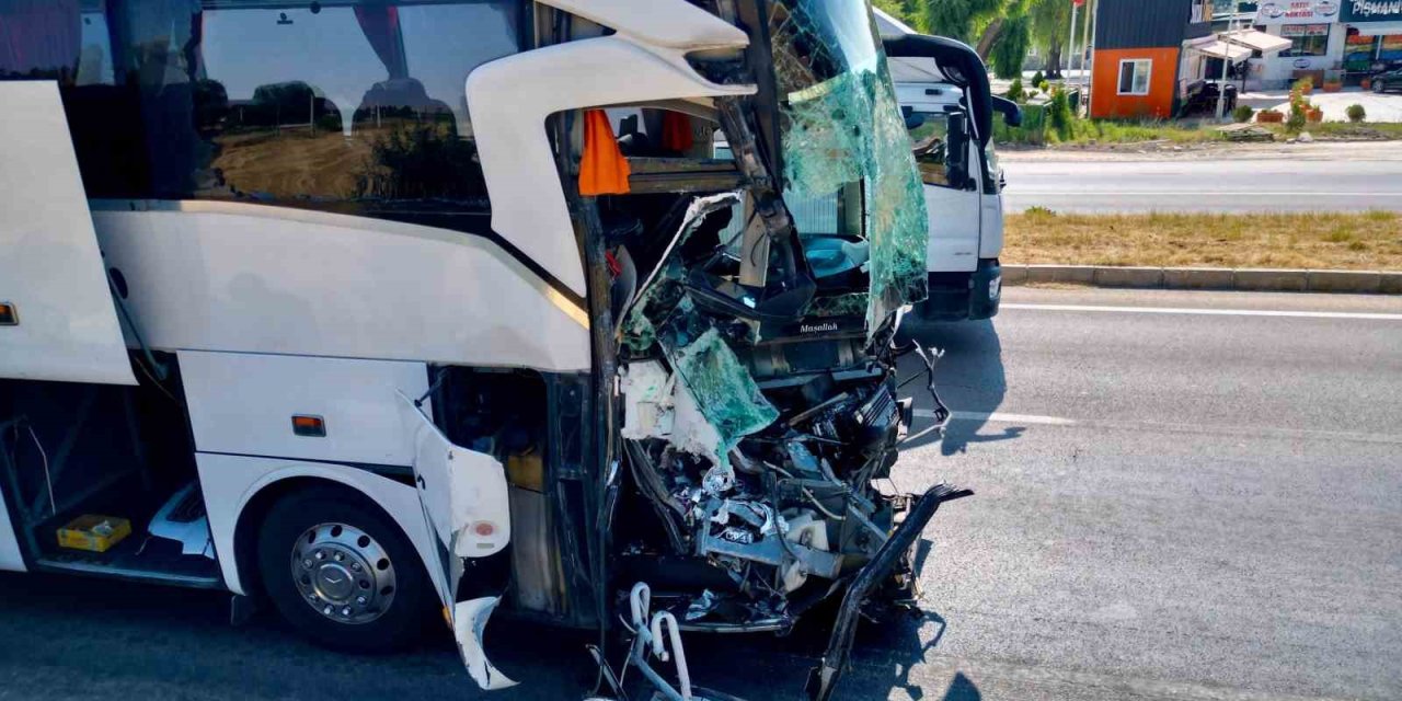 Yolcu otobüsünün çarptığı kamyonet sürücüsü hayatını kaybetti, 15 kişi de yaralandı