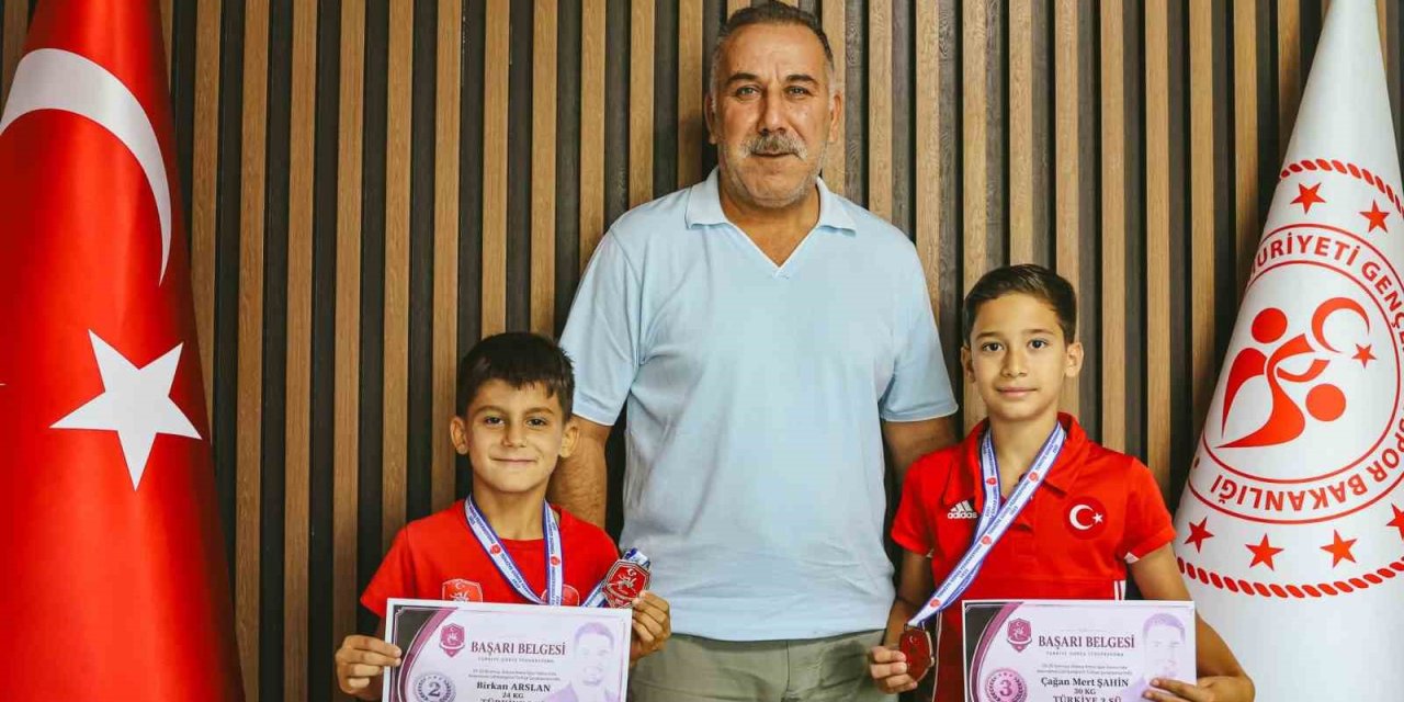 Türkiye derecesi yapan minik güreşçiler milli takım kampına gidiyor