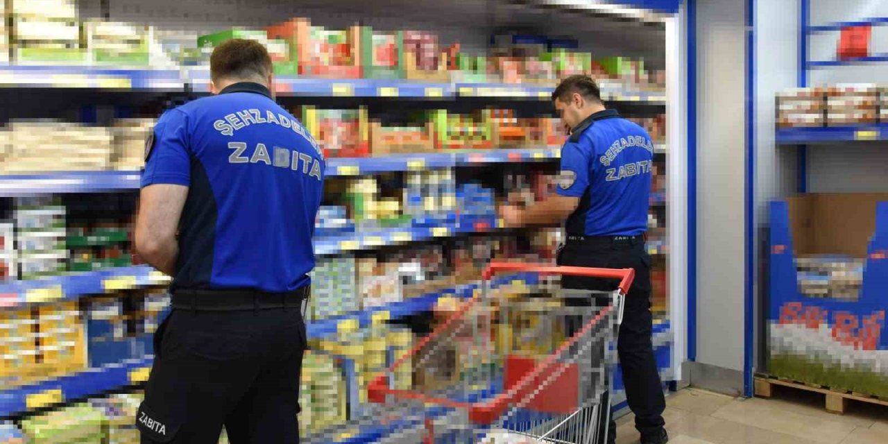 Şehzadeler zabıtasından zincir marketlere denetim