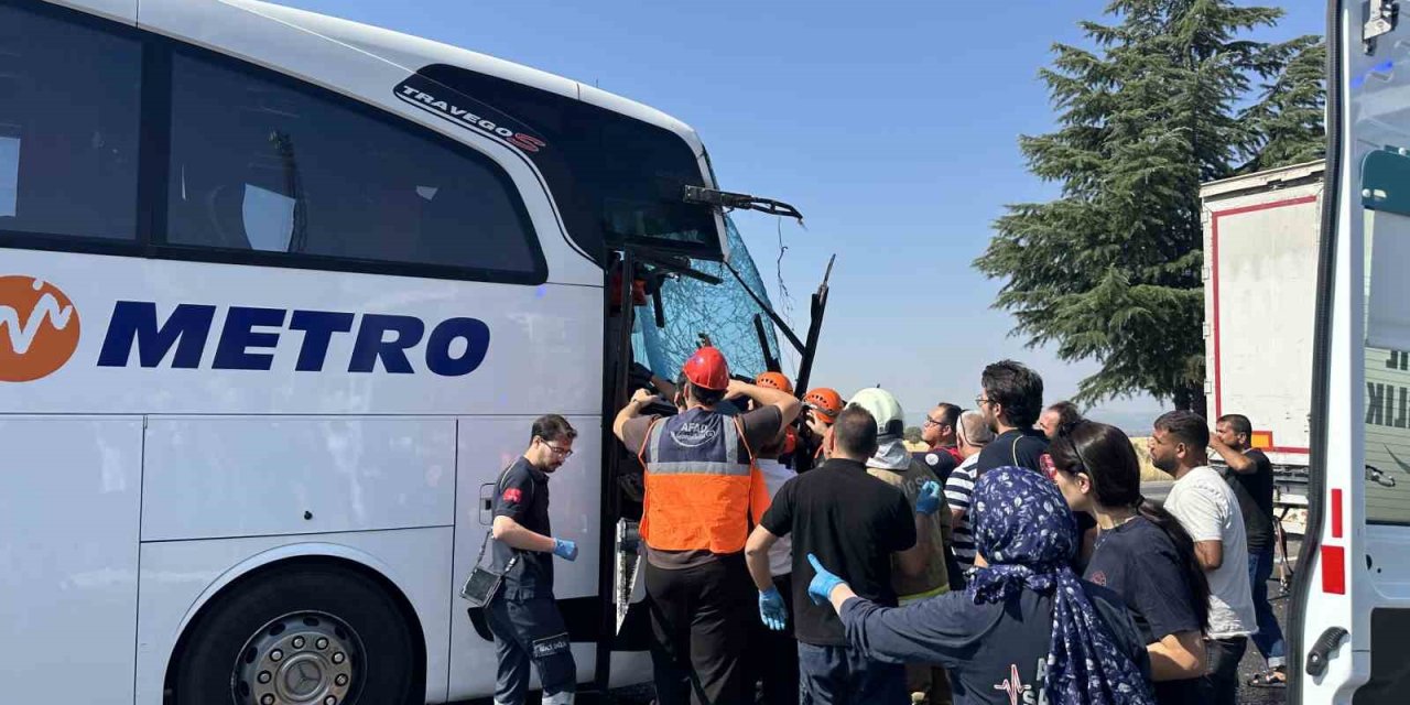 Uşak’ta yolcu otobüsü kamyona arkadan çarptı: 1’i ağır 8 yaralı
