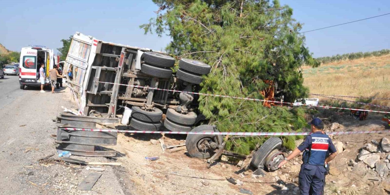 Manisa’da yolcu otobüsü kamyona çarptı: 1 ölü, 7 yaralı