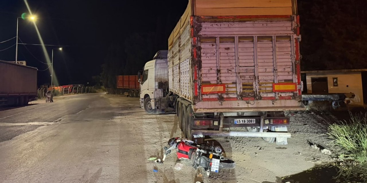 Manisa’da motosiklet park halindeki tıra çarptı: 1 ölü