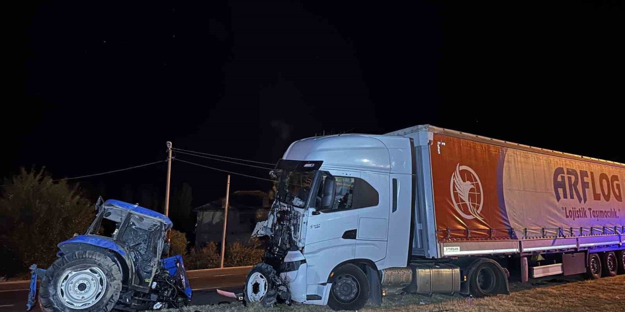 Uşak’ta traktör ile tır çarpıştı: 1 ölü, 1 yaralı