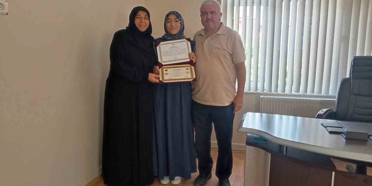 Emet’te iki öğrenci daha hafızlık belgesine kavuştu
