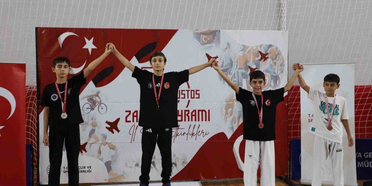 Kütahya’da 30 Ağustos Yıldızlar Taekwondo Zafer Kupası’nda ödül heyecanı