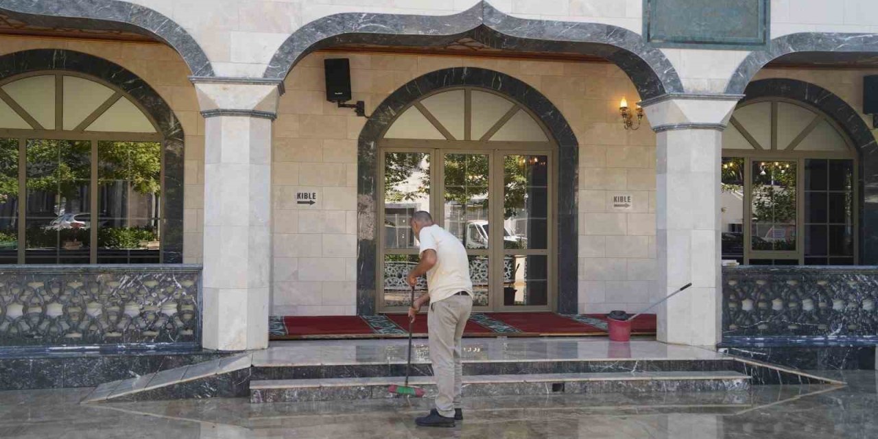 Yunusemre’de ibadethanelerde kapsamlı temizlik çalışması