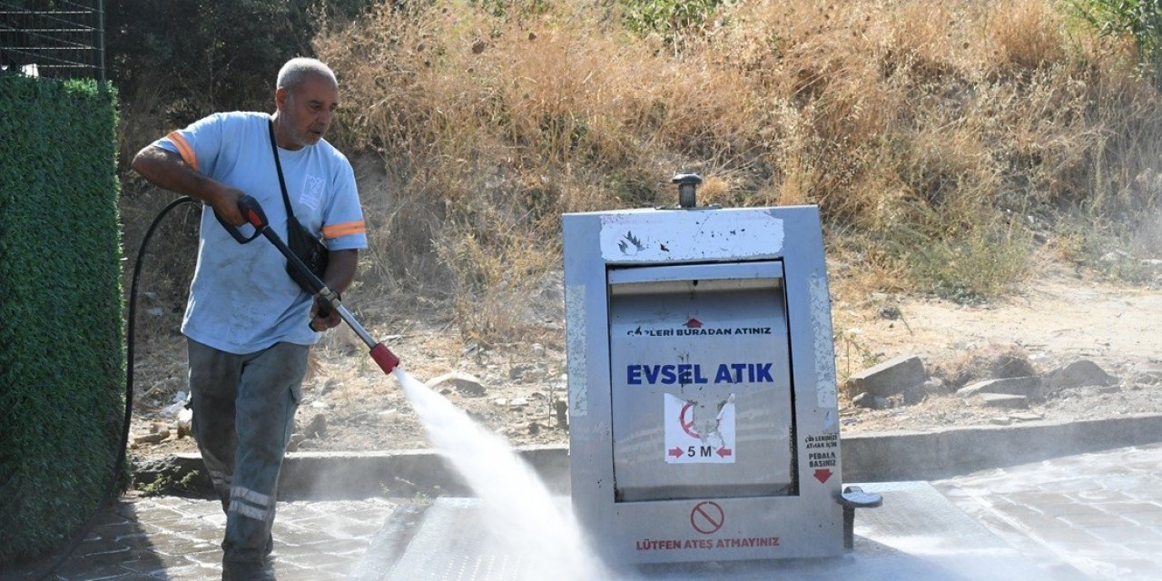 Kuşadası’nda temizlik mesaisi aralıksız sürüyor