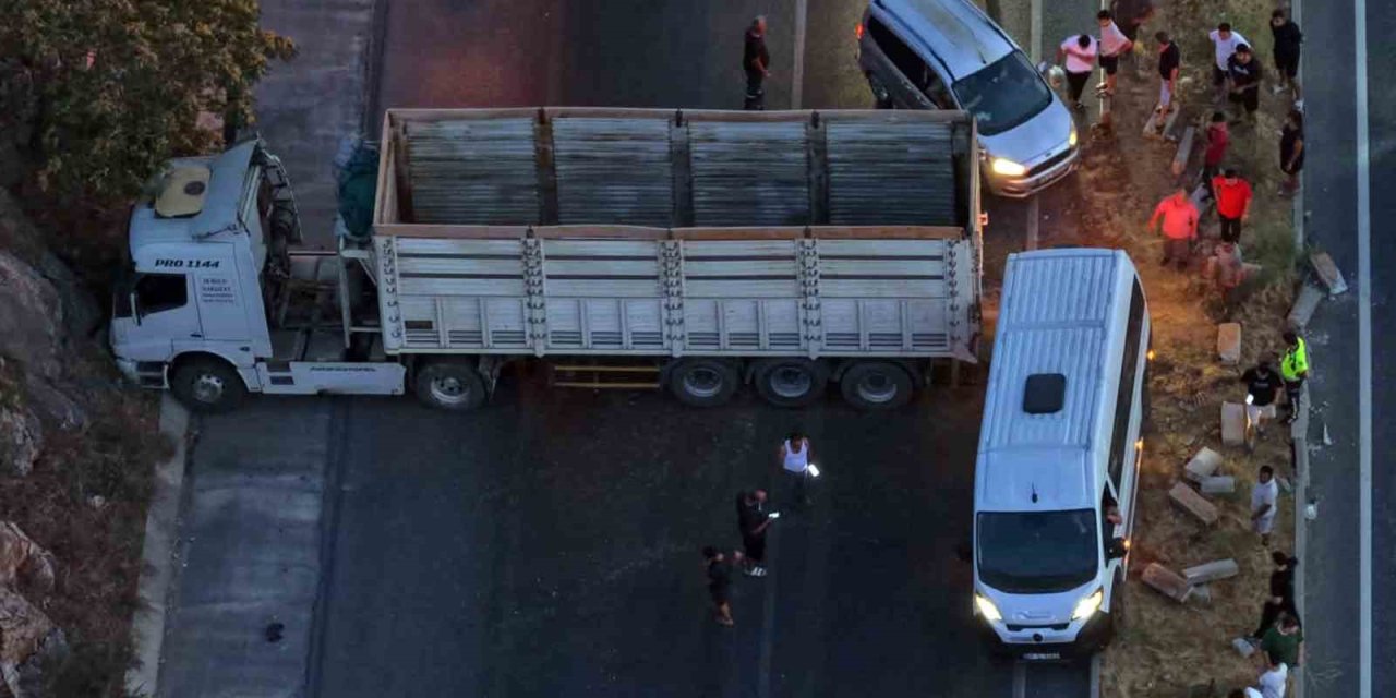 Yatağan’da kaza, tır yolu kapattı, ulaşım aksadı