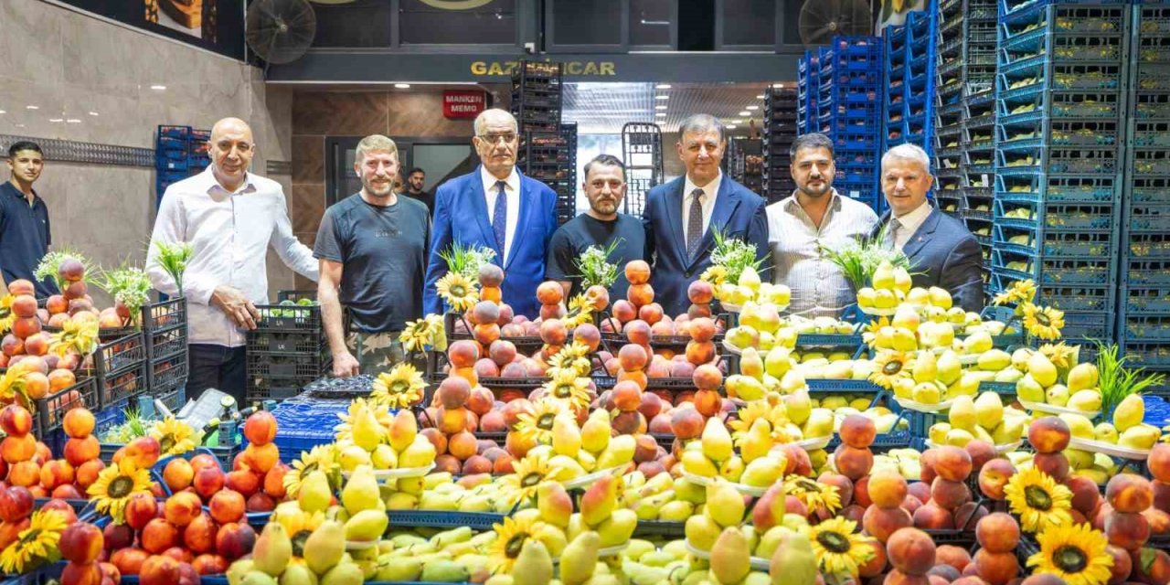 Başkan Tugay, hal esnafıyla buluştu