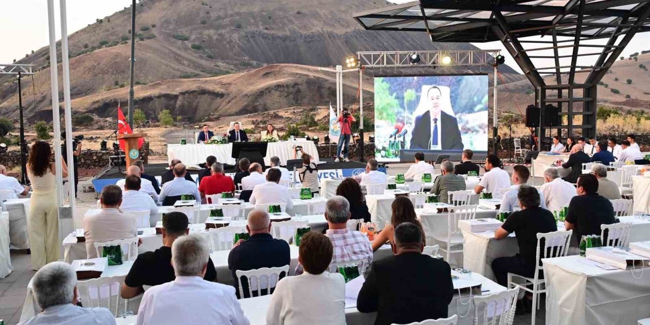 Büyükşehir Meclisi Kula Jeopark’ta toplandı