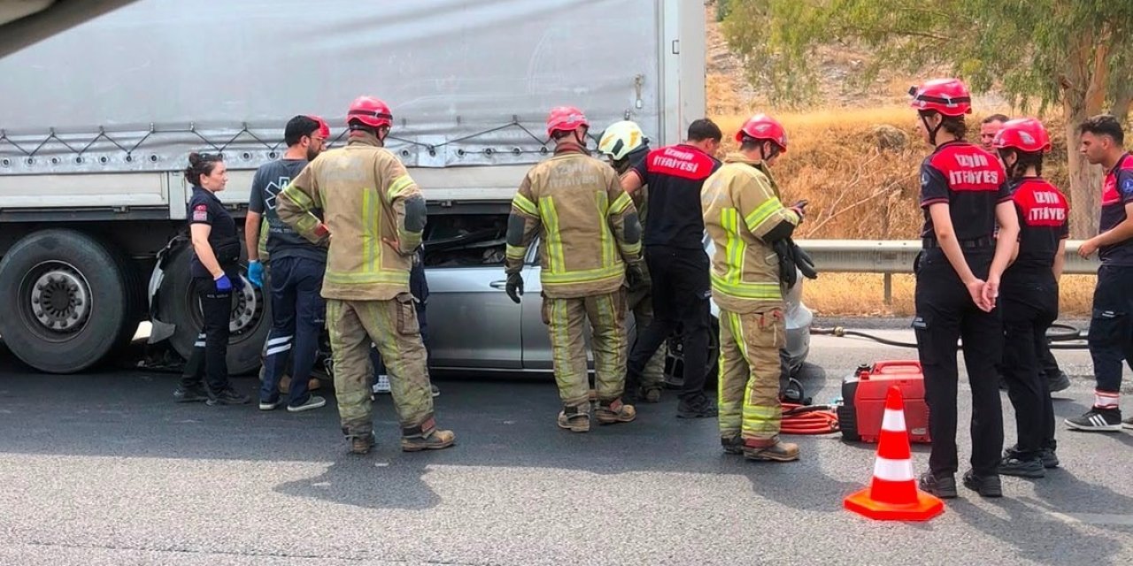 İzmir’de feci kaza: Tıra çarpan otomobilin sürücüsü hayatını kaybetti