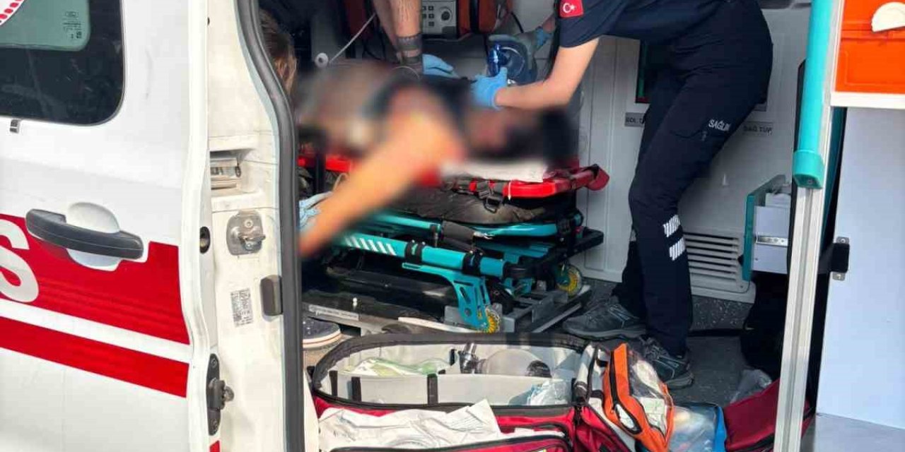 Önce servis aracına ardından tıra çarpan motosiklet sürücüsü ağır yaralandı