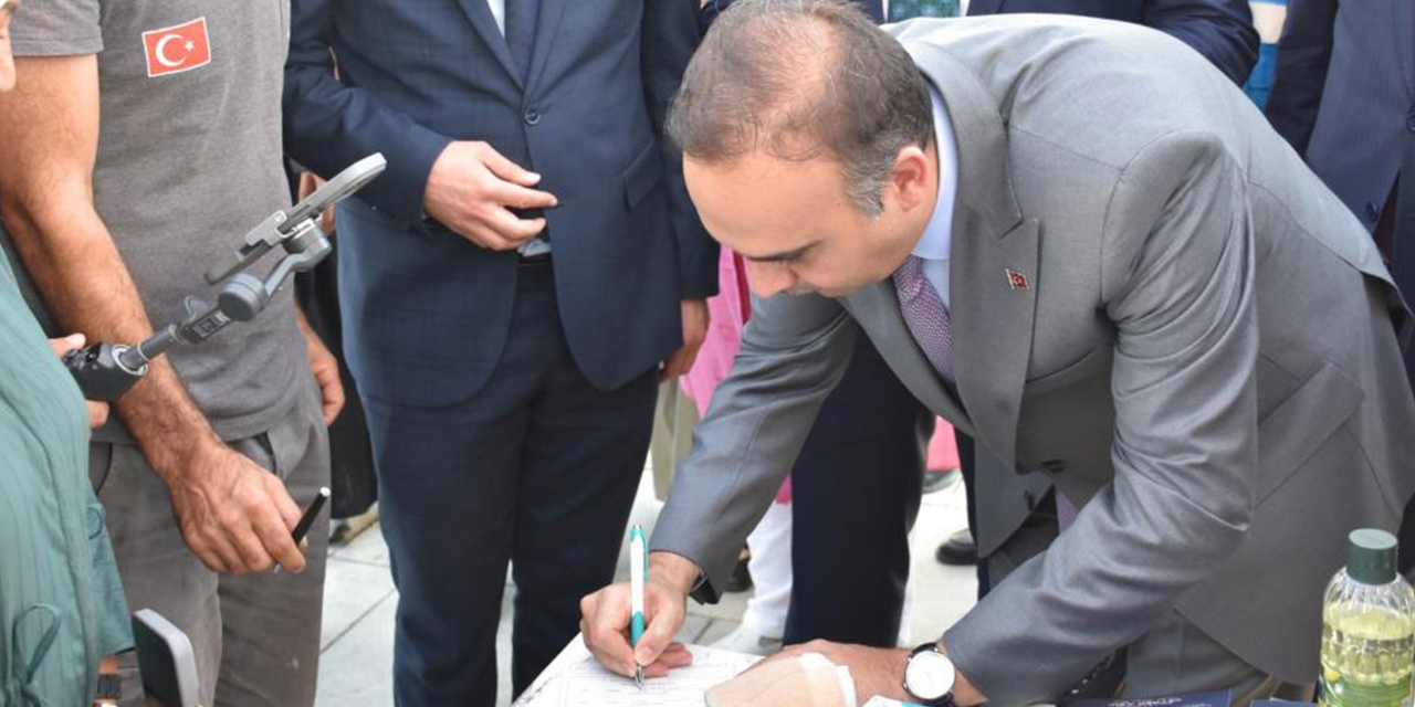 Bakan Kacır, partisine üye kaydı yaptı