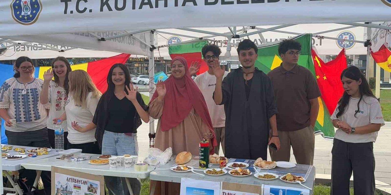 Yabancı öğrenciler yemekler üzerinden ülkelerini anlattı