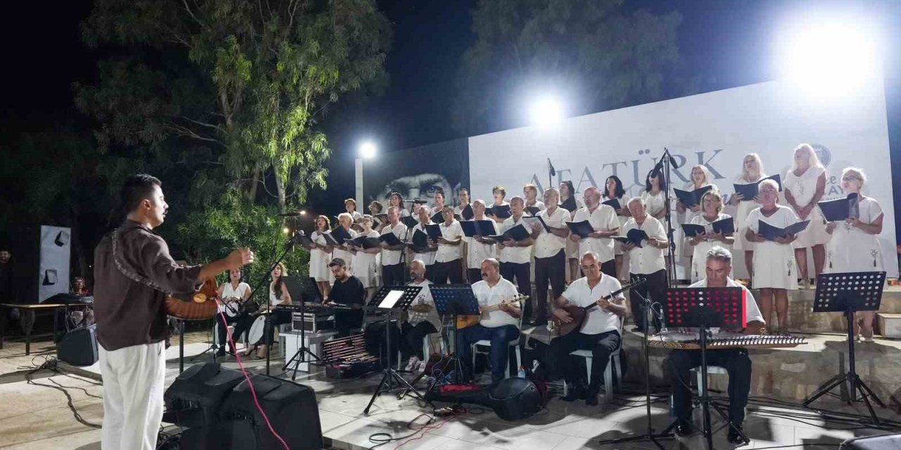 Didim Belediyesi Halk Müziği Korosu konserine vatandaşlardan yoğun ilgi