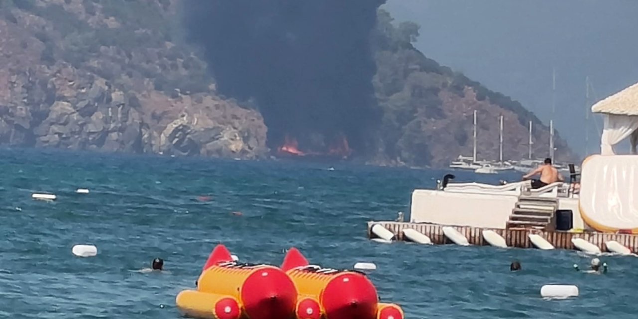 Fethiye’de gezi teknesi alev aldı: 115 kişi denize atladı