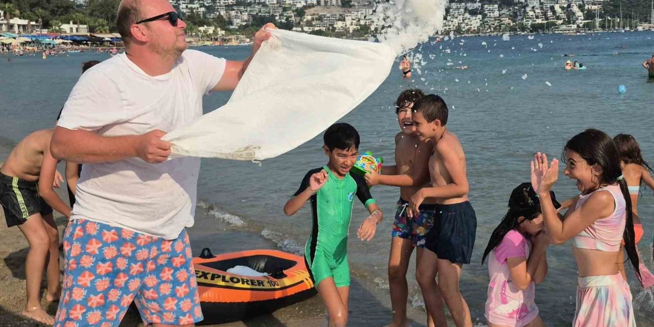 Sıcaktan kavrulan Bodrum’da sahile 2 ton buz döküldü