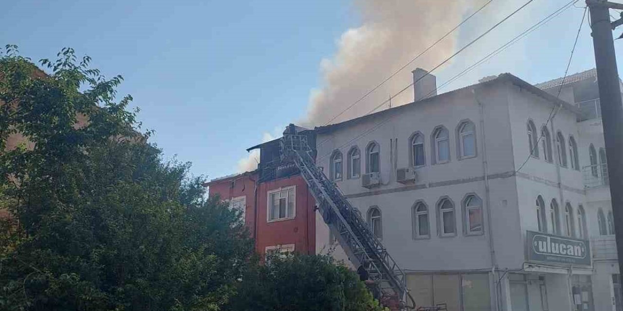Kütahya’da 3 katlı binanın çatısında yangın