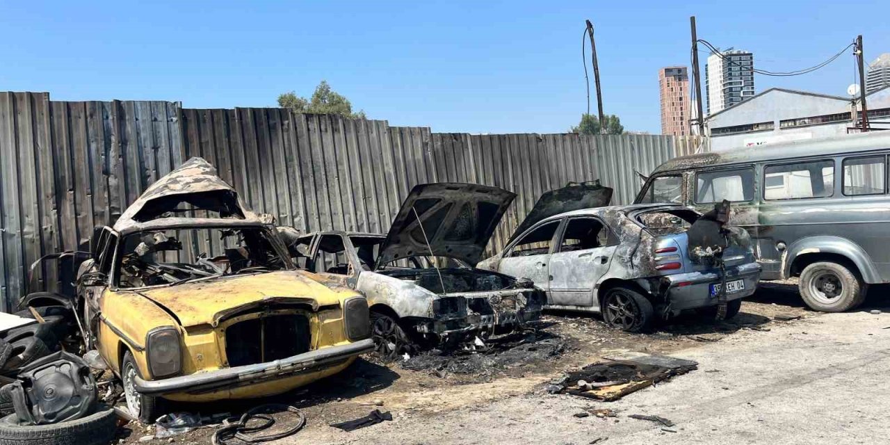 Otomobil yangını diğer araçlara sıçradı: 4 araç küle döndü