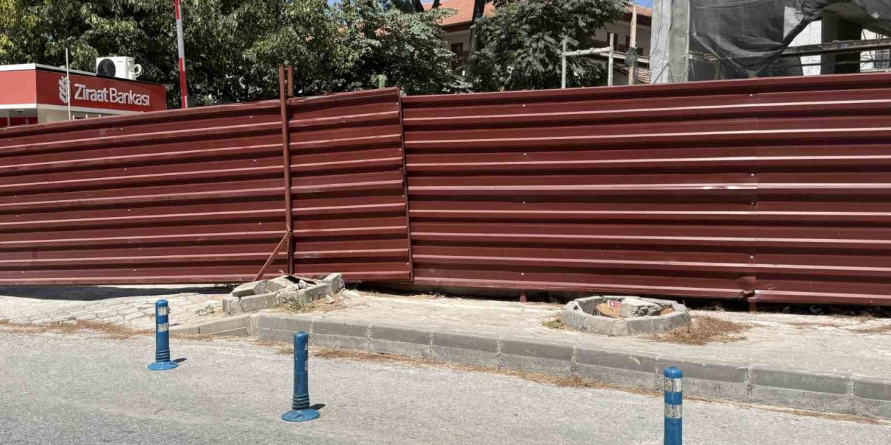 Menteşe’de riskli ağaçlar için kesim ve budama çalışması