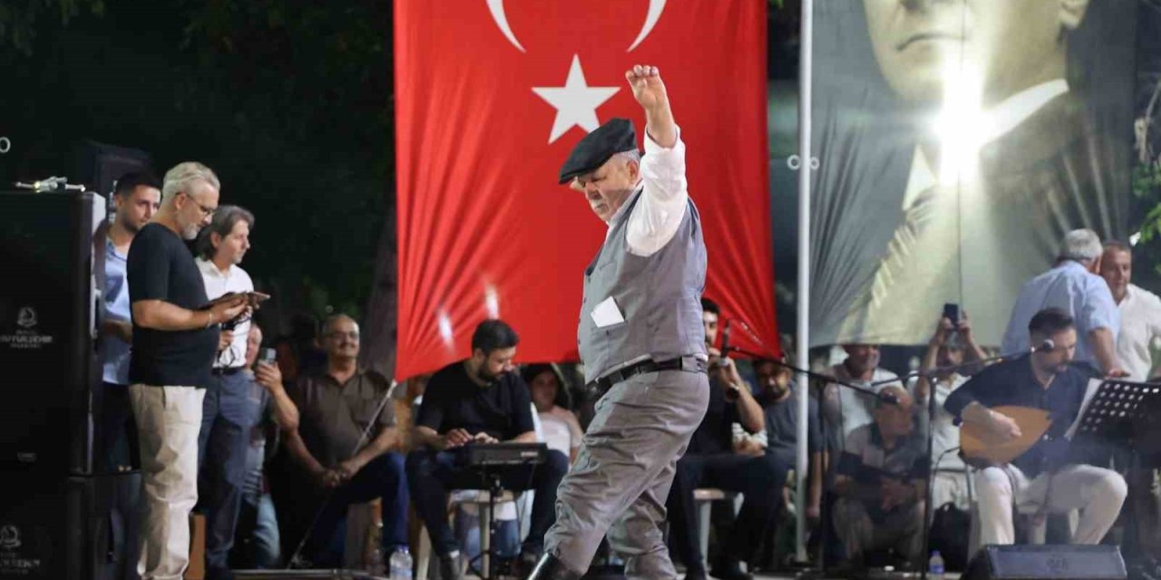 Üstat ve genç efeler ’Zeybek Ateşi’ni yaktı