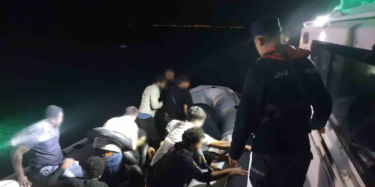 İzmir açıklarında 21 düzensiz göçmen yakalandı, 31 göçmen kurtarıldı