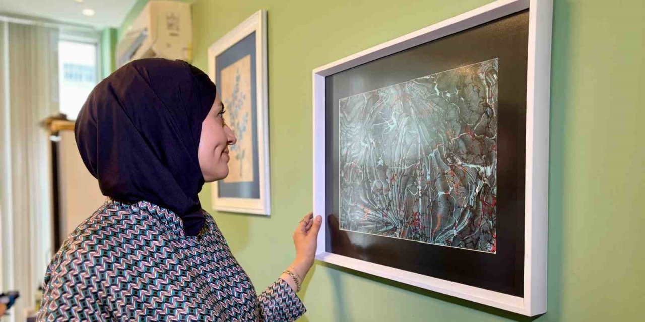 Modern anlayışla sürdürdüğü ebru sanatını gelecek nesillere aktarıyor