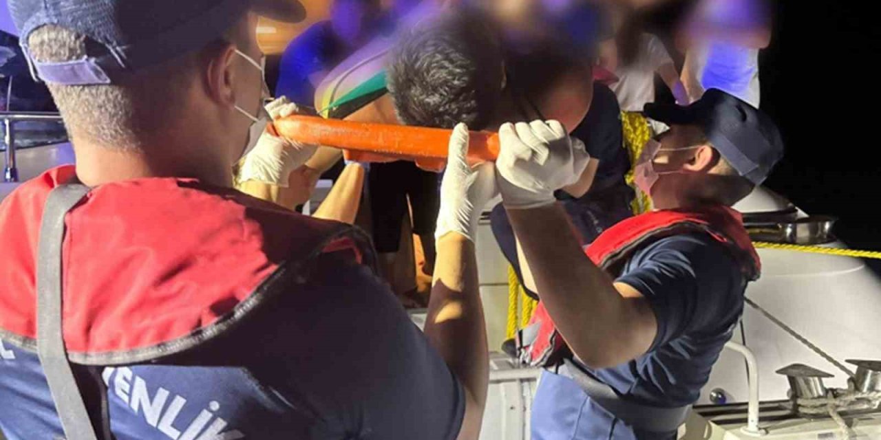 Özel teknesinde rahatsızlanan vatandaşa Sahil Güvenlikten tıbbi tahliye