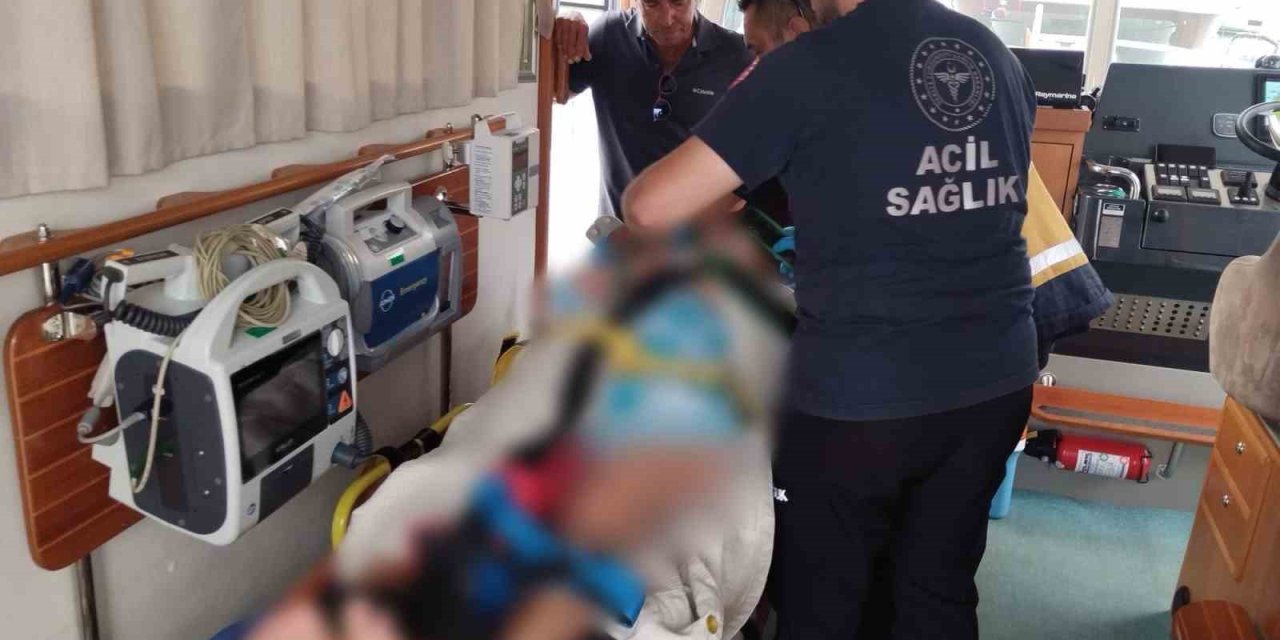 Tekneden düşen turist hastaneye kaldırıldı