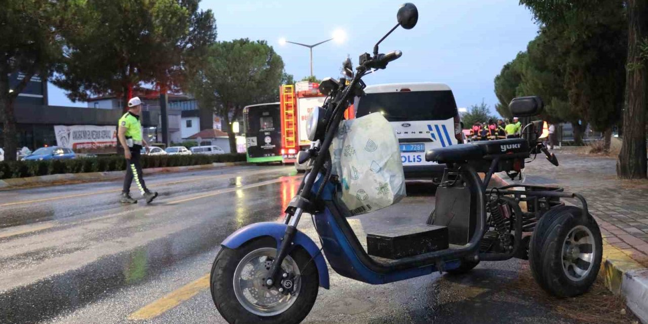 Devrilen motosiklet sürücüsü otobüsün altında kaldı: 1 ölü