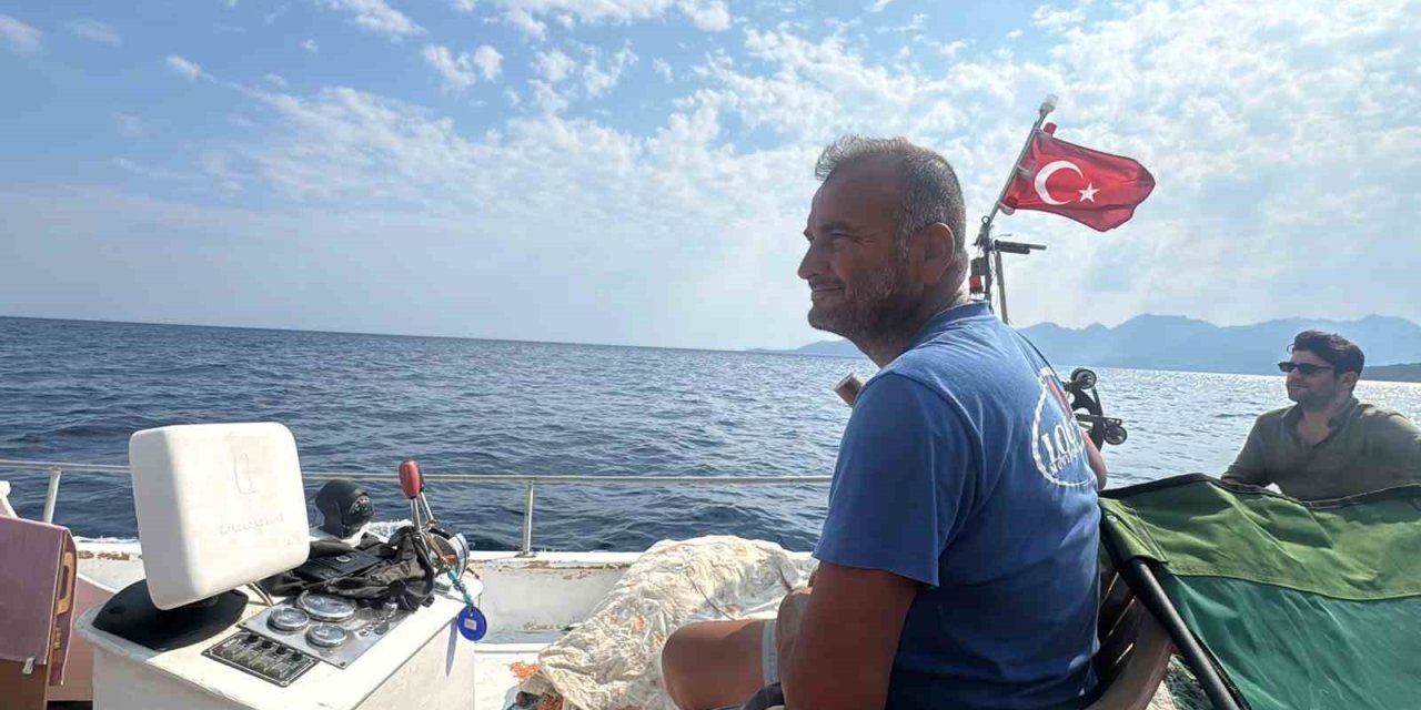 Balıkçı teknesini yangın ekiplerinin ulaşımı için seferber etti