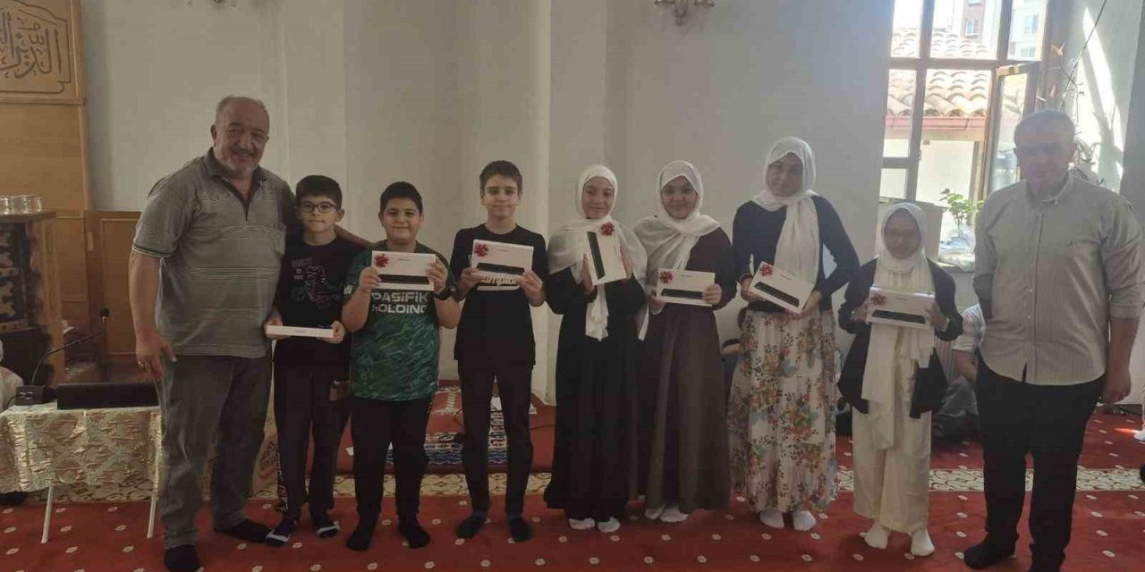 Kur’an-ı Kerim kursu çocuklara verilen hediyeler ile sona erdi