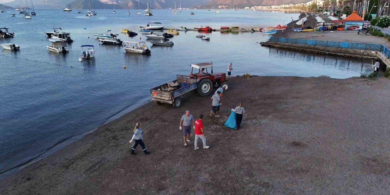 Marmaris’te halk plajları temizleniyor