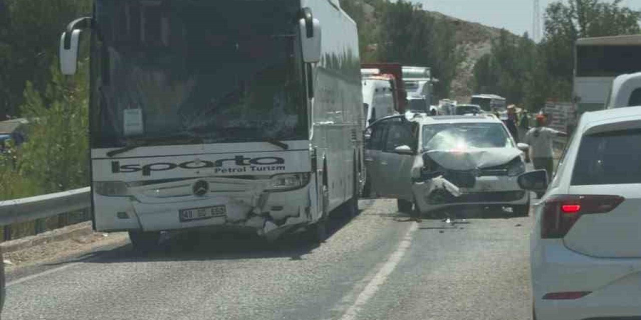 Seydikemer’de yolcu otobüsü ile ticari araç çarpıştı: 5 yaralı