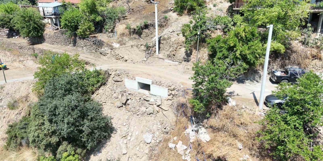 Nazilli Belediyesi’nden yollarda bakım ve onarım çalışması