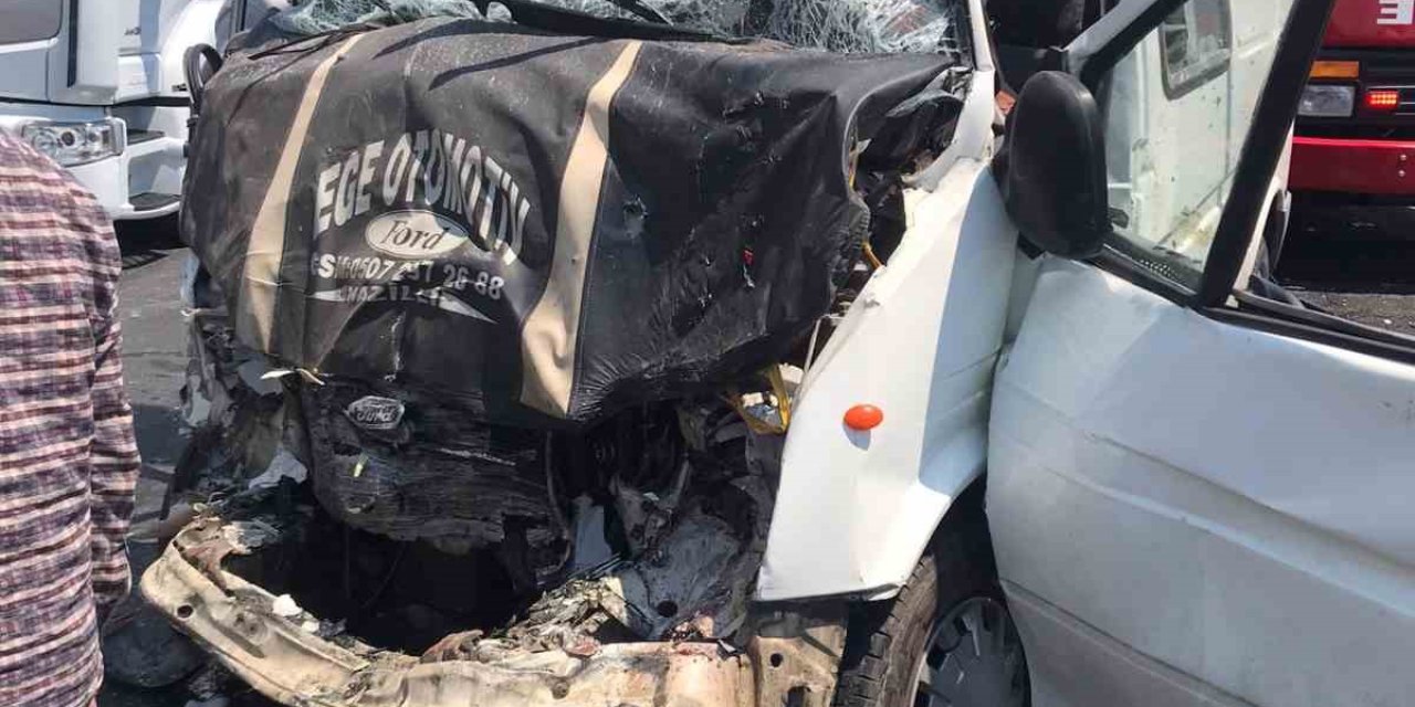 Buharkent’te iki minibüs çarpıştı: 8 yaralı