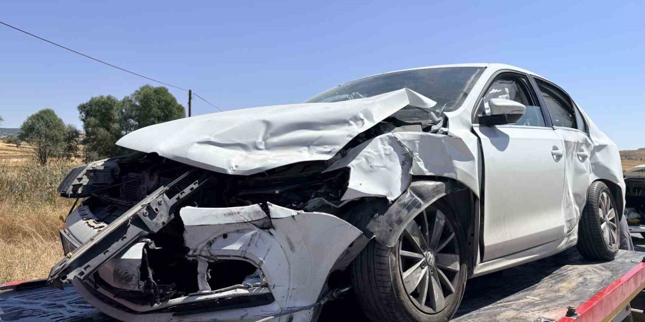 Kütahya’da kavşakta 2 otomobil çarpıştı, 3 yaralı
