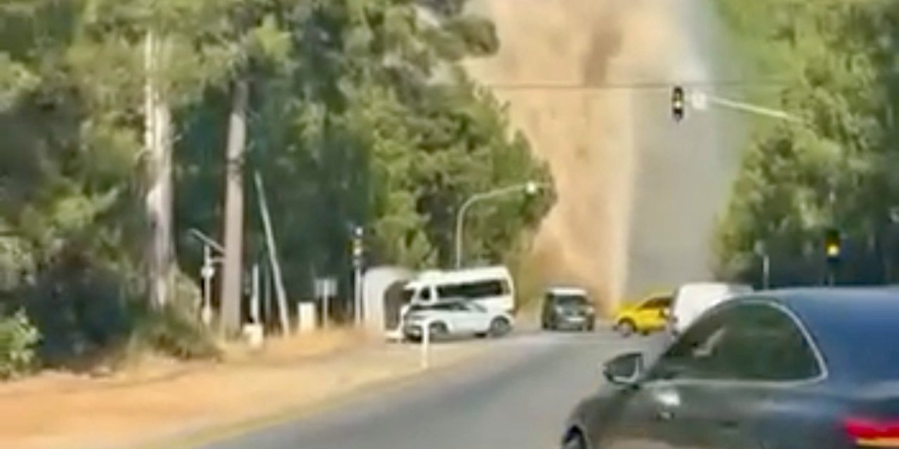 Bodrum’da ana isale hattı patladı, su metrelerce yükseldi: Fırlayan taşlar lüks aracın camını parçaladı