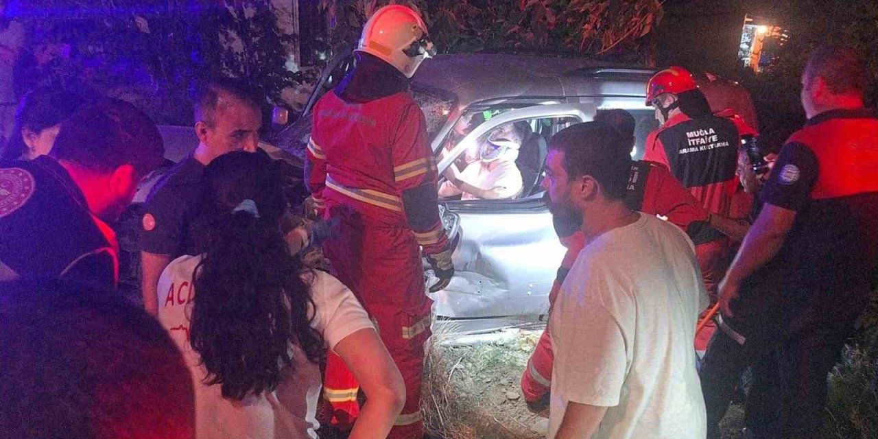 Kazada araç içinde sıkışan vatandaşı itfaiye ekipleri kurtardı