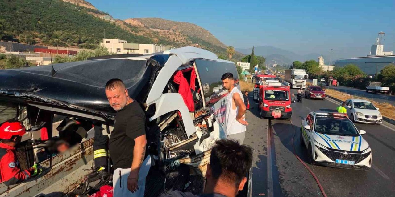 Yolcu otobüsü tıra arkadan çarptı: 2 ölü, 3’ü ağır 18 yaralı