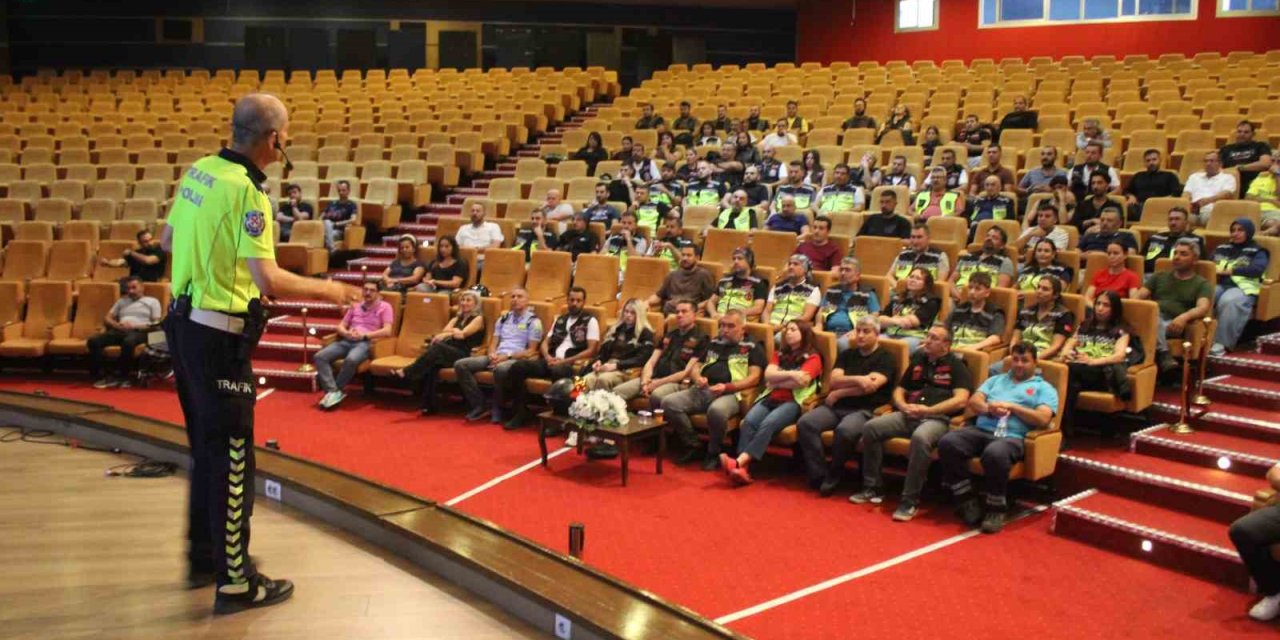 Aydın’da 200 motosiklet sürücüsüne "güvenli sürüş" eğitimi