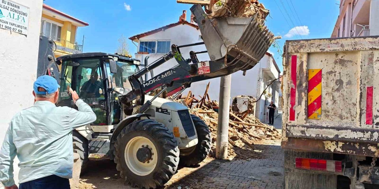 Hisarcık’ta riskli metruk bina kontrollü şekilde yıkıldı
