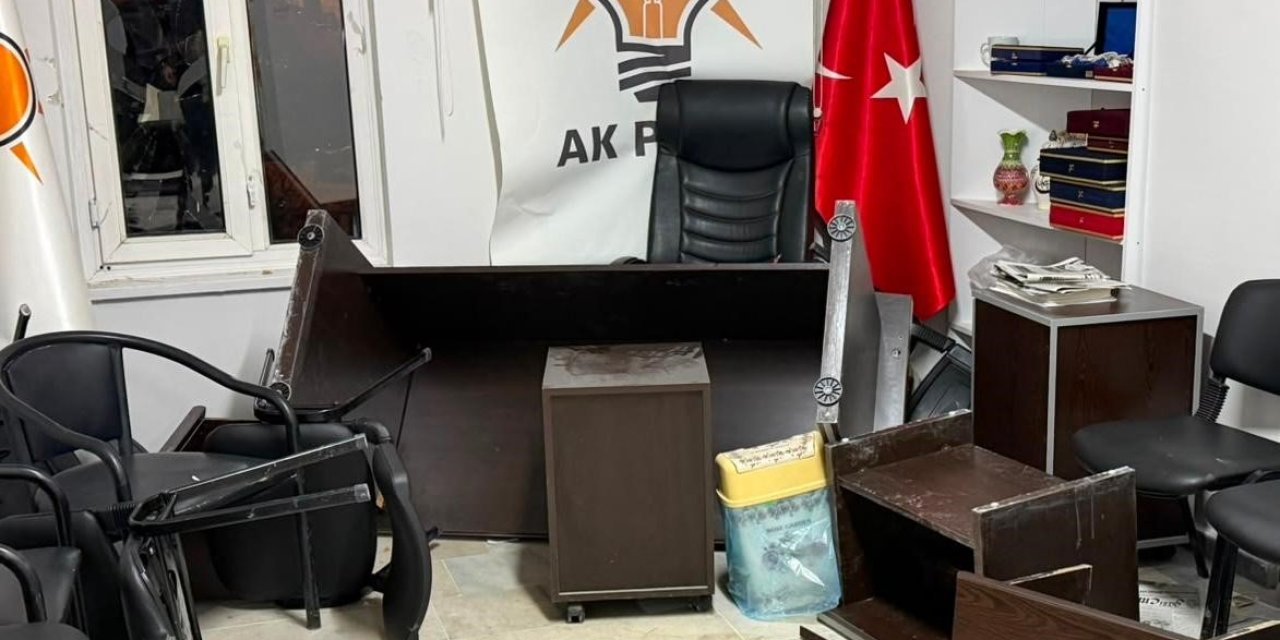 Emet’te AK Parti İlçe Başkanlığı binasına saldırı