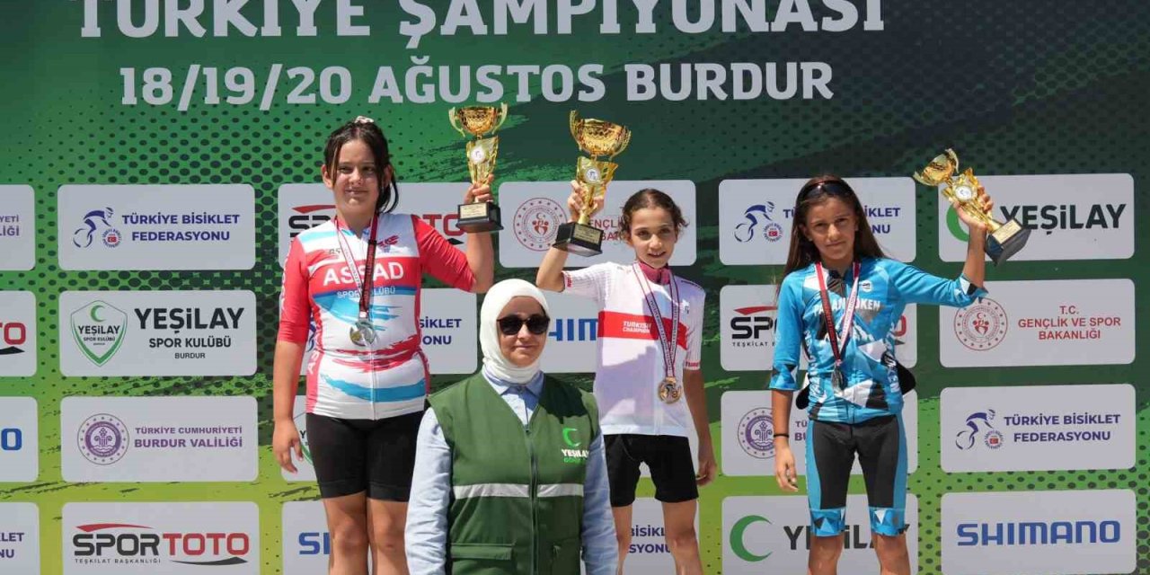 Akhisarlı bisikletçiler Türkiye Şampiyonası’nda kürsüyü doldurdu