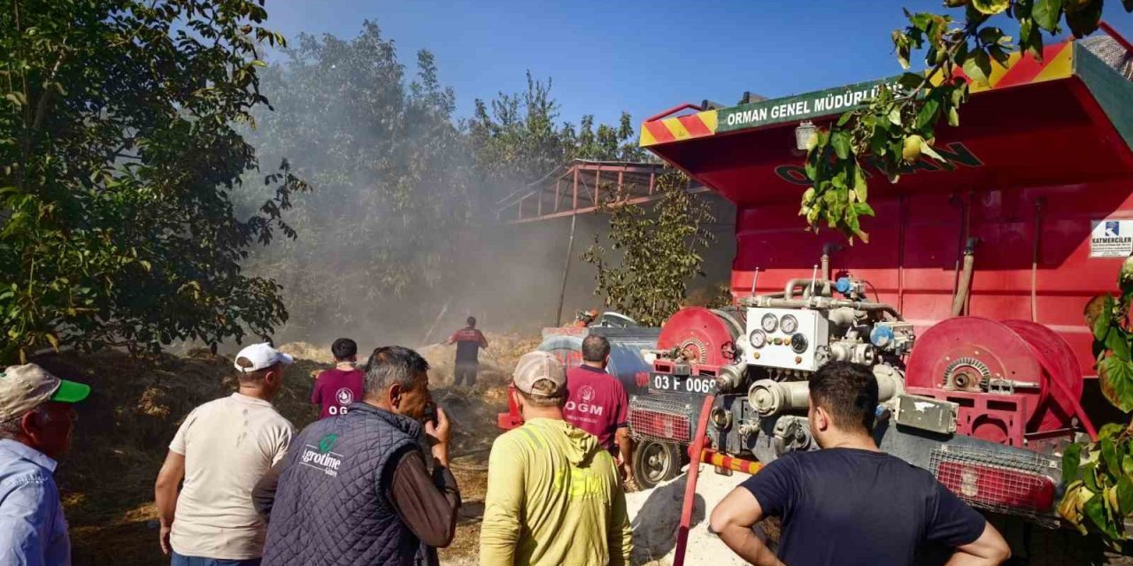 Yangında bin balya saman ve traktör alevlere teslim oldu