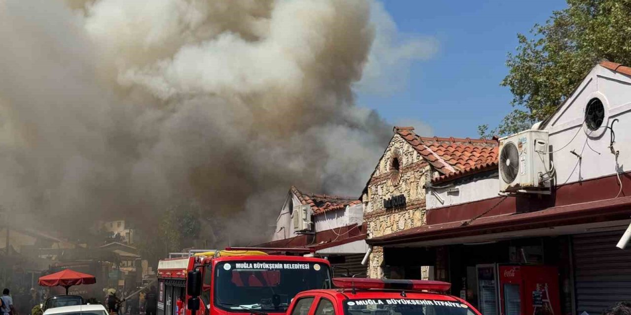 Fethiye Balık Hali’nde çatı yangını